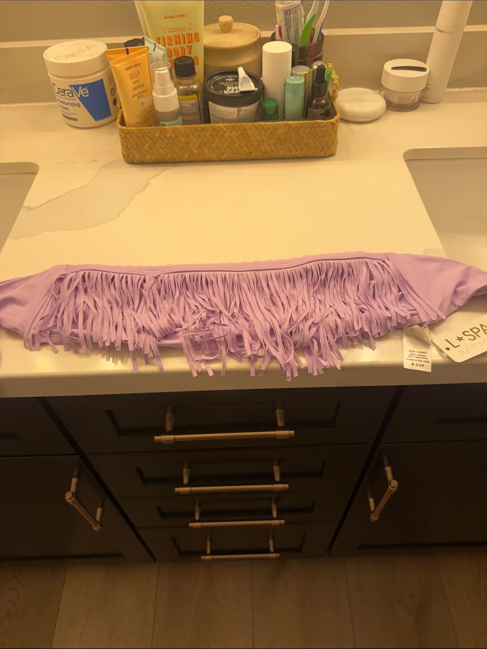 L space size D fits like large. Open tie in back and can tie to fit.